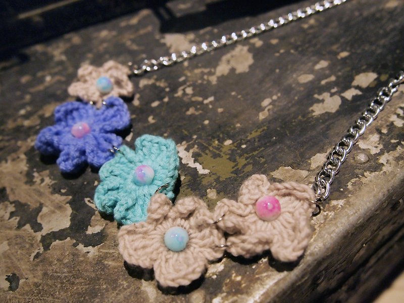 BN005_Korean cute hand-knitted pink woolen yarn with magic color bead necklace - สร้อยคอ - วัสดุอื่นๆ สีน้ำเงิน