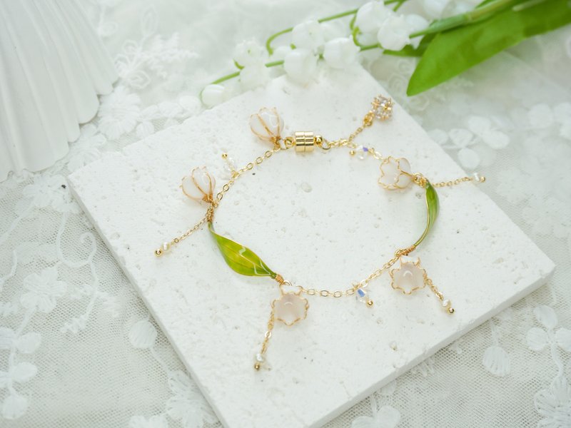 [White six-petal lily of the valley bracelet] Handmade original Bronze resin bridal wedding gift crystal flower - Bracelets - Resin White