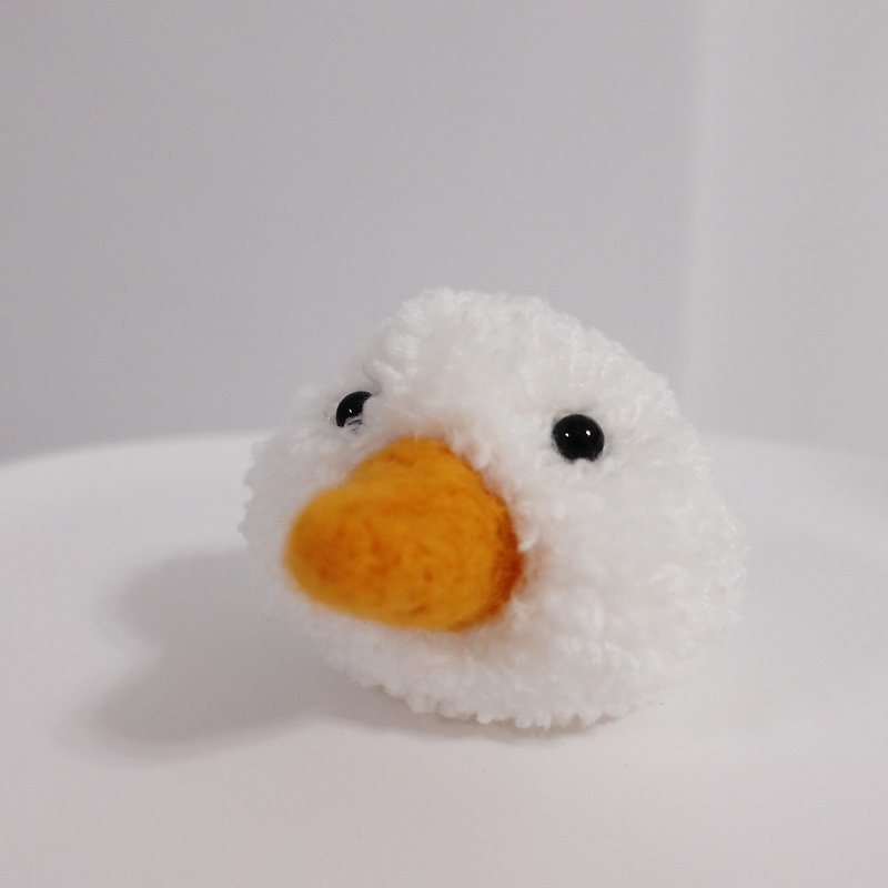[Cute and Innocent] Customized keychain pendant made by little duck yarn ball - ที่ห้อยกุญแจ - ขนแกะ ขาว
