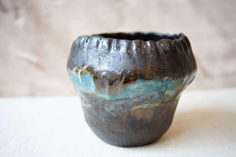 Handcrafted kohiki flower vessel, H10cm, double as Indoor Plant Pot - Pottery & Ceramics - Pottery Black