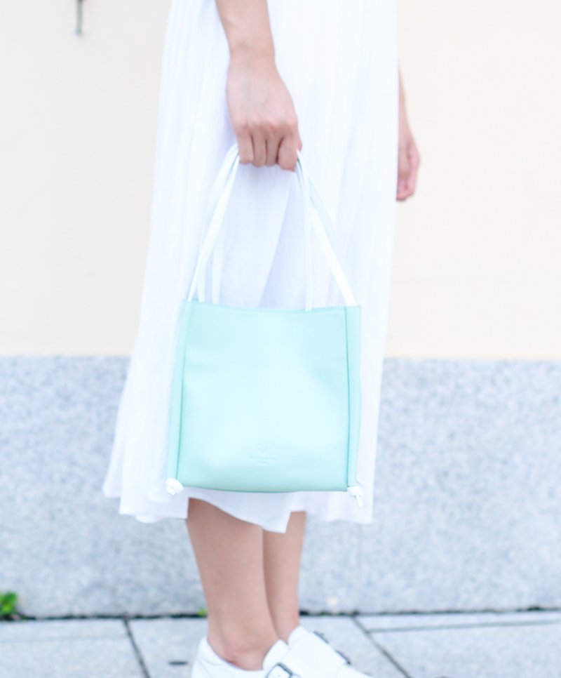 Box type bag. Light green leather / light green / oblique bag / side backpack / summer essential / square pocket / clutch bag / - กระเป๋าคลัทช์ - หนังแท้ สีเขียว