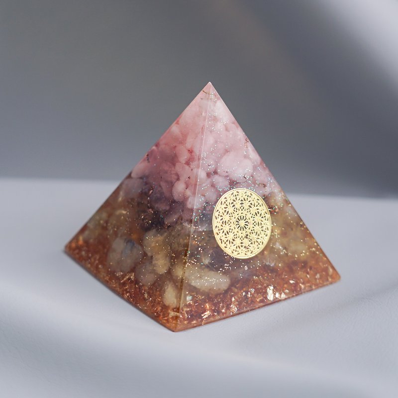 預訂【粉晶、金髮晶】奧根水晶能量金字塔Orgonite 6x6 cm - 裝飾/擺設  - 水晶 粉紅色