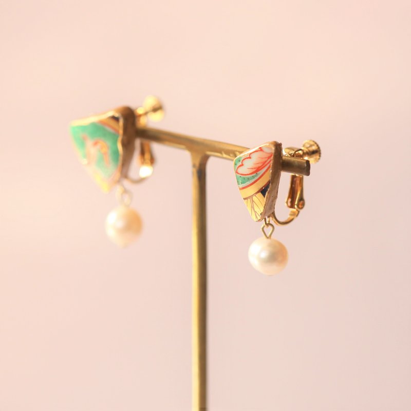 Made to order Arita ware ceramic fragments gold lacquer Clip-On / freshwater pearl green leaf pattern - ต่างหู - ดินเผา สีเขียว