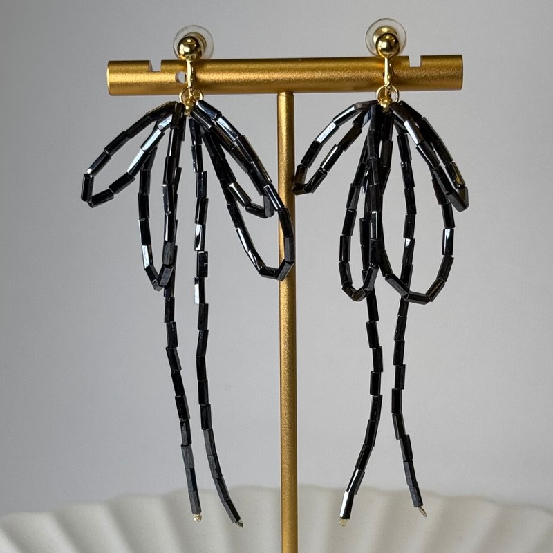 Lazy Double Bow Japanese Glass Bead Earrings - Shiny Black [cindyandtong] - ต่างหู - กระจกลาย สีดำ