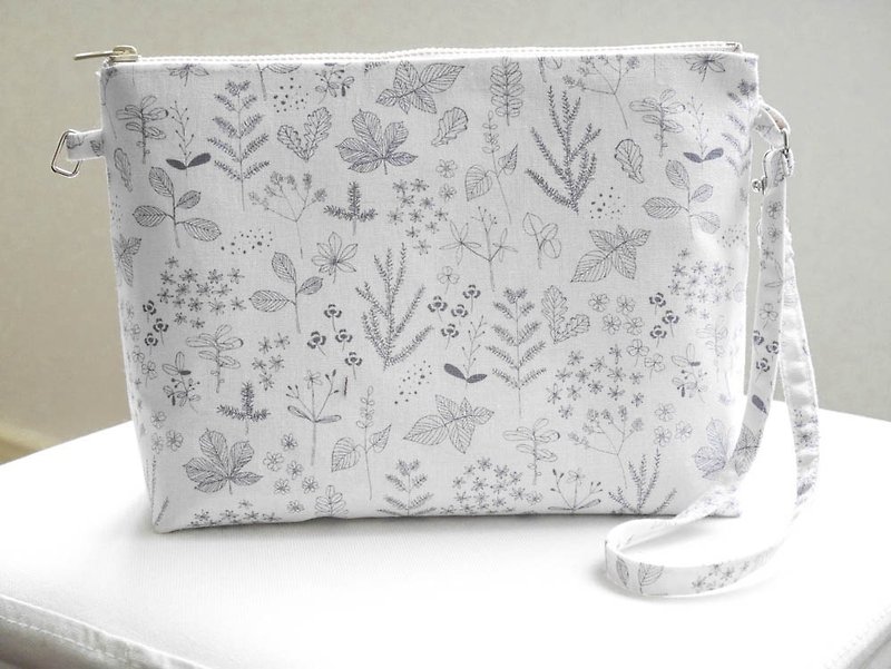 Dark blue flowers on a white floral handbag - กระเป๋าเครื่องสำอาง - ผ้าฝ้าย/ผ้าลินิน ขาว