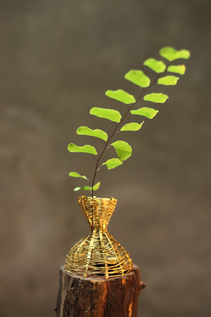 Woven brass wooden bud vase. Handcrafted and one of a kind. - 擺飾/家飾品 - 木頭 咖啡色