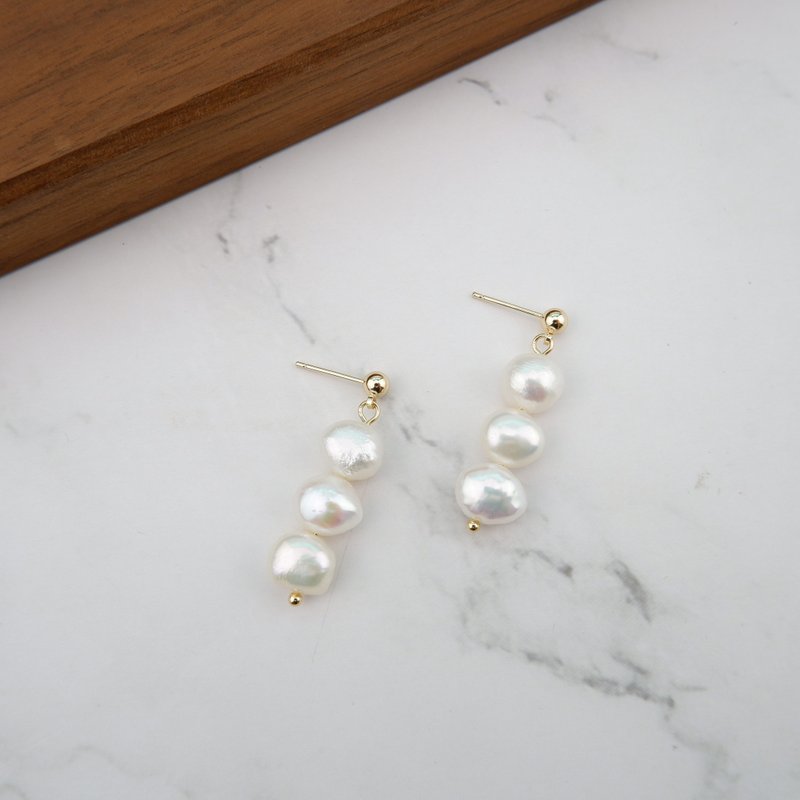 Freshwater Pearl  dangle earrings - 耳環/耳夾/耳骨夾 - 珍珠 白色