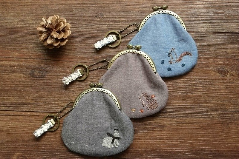 [果实与脚印] 手工刺繡小动物 森林系口金包硬币零錢包 - 零錢包/小錢包 - 棉．麻 卡其色