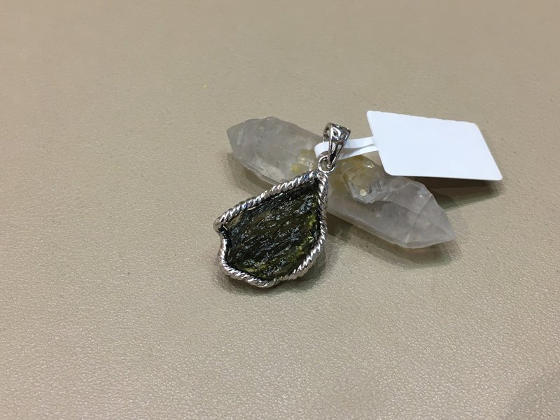 捷克隕石吊墜 - 蘊藏極大能量運用至全身 有助開心 發財及辟邪 - 吊飾/掛飾 - 水晶 