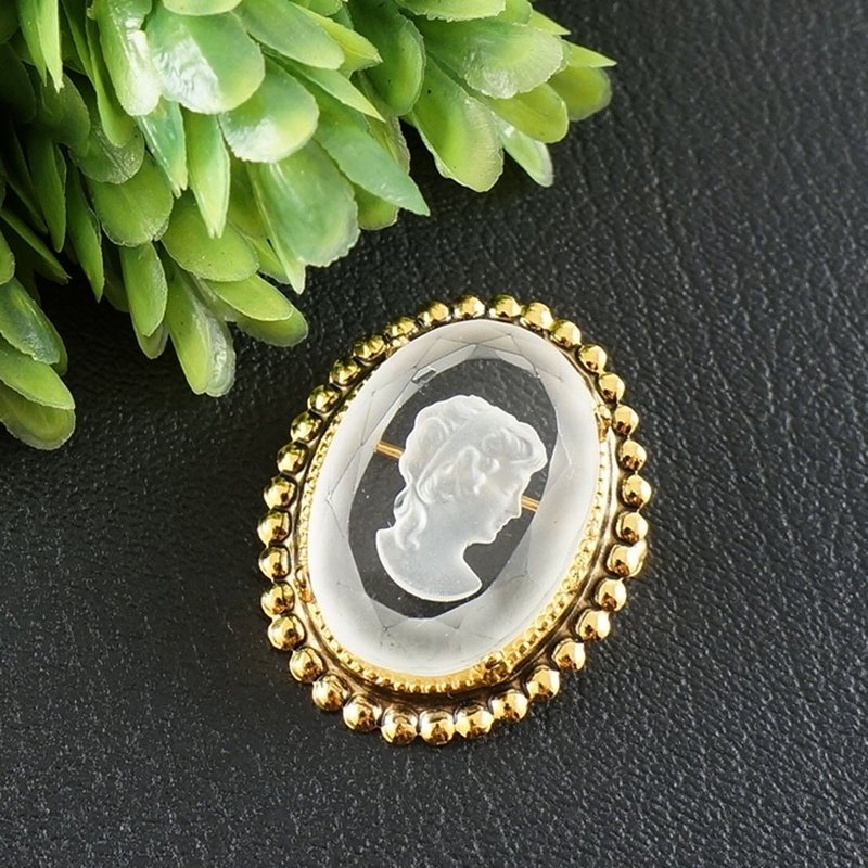 Clear White Glass Lady Girl Vintage Intaglio Cameo Gold Brooch Pin Woman Jewelry - 胸針 - 玻璃 白色