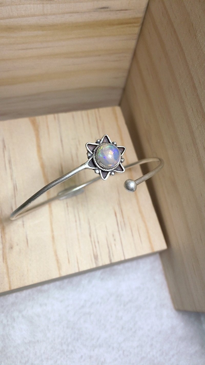 Opal Bangle Star design Handmade in Nepal 92.5% Silver - สร้อยข้อมือ - เครื่องเพชรพลอย 