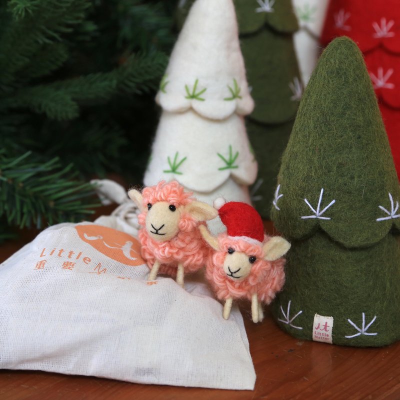 Wool felt keychain - colorful rolled sheep wearing Christmas hat/sakura pink - พวงกุญแจ - ขนแกะ สึชมพู