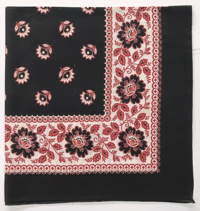 Black Bandana, 20.5 x 21.5 inches, Floral, Cotton, Holiday Gifts - 絲巾 - 棉．麻 黑色