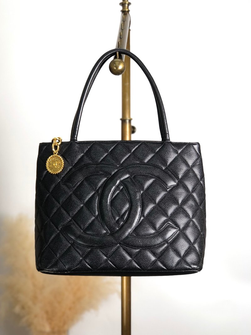 [Direct from Japan, branded used bag] CHANEL tote bag, black, Coco mark, caviar skin, reproduction tote, vintage 6zet3b - กระเป๋าถือ - หนังแท้ สีดำ