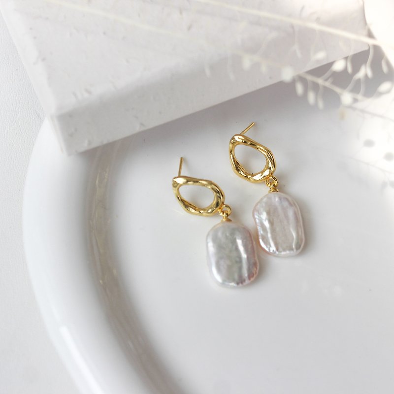 [French Elegance] Retro Baroque Pearl Earrings Gift Box Packaging - Earrings & Clip-ons - Pearl White