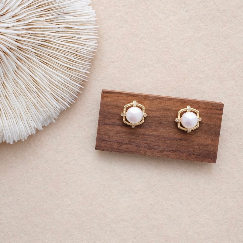 PANNE Freshwater Pearl on Textured Gold Stud Earring - 耳環/耳夾/耳骨夾 - 其他材質 白色