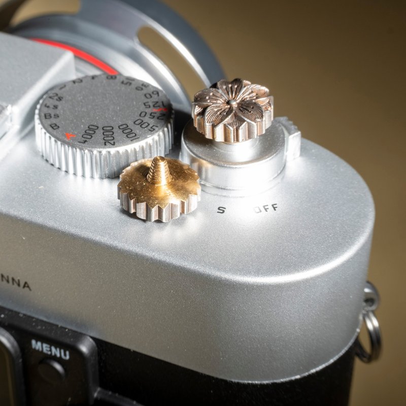 桜のエンボス加工を施したカメラ用銅製シャッターボタン - カメラ・チェキ - 銅・真鍮 