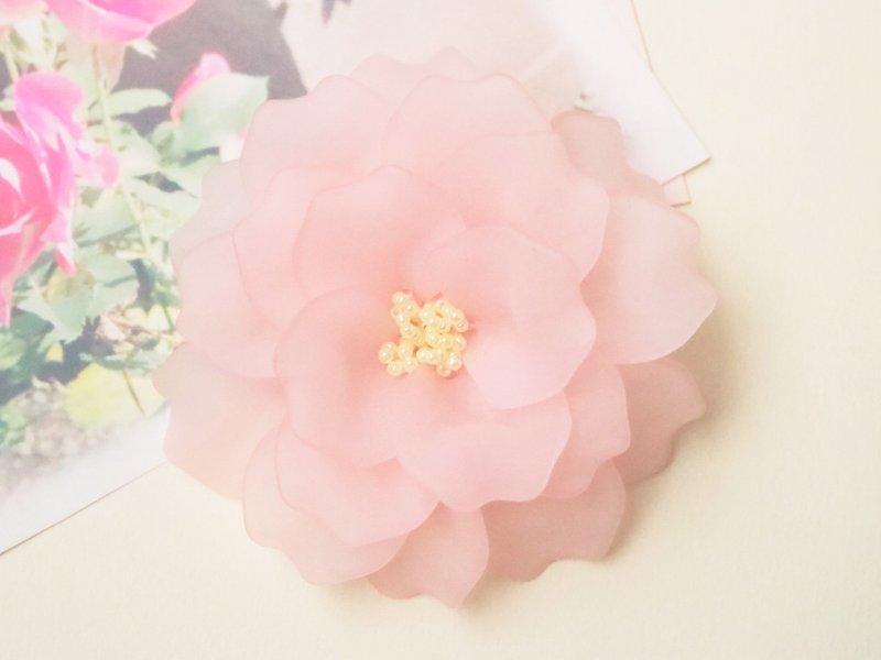 Corsage of 芍 Yaku Pink Large peony flower lover Flower brooch Light and elegant Elegant Noble Neat and refreshing Summer hat Peonies Peony Acrylic resin - Brooches - Plastic Pink