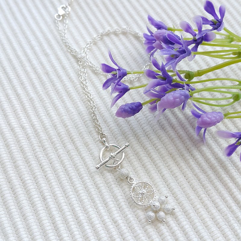 Little Lace Flower Necklace - สร้อยคอ - วัสดุอื่นๆ สีเงิน
