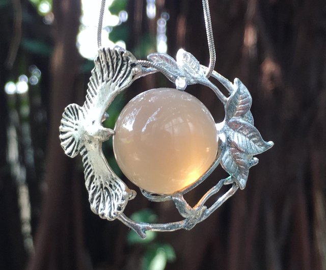 Lost and find】natural lime agate rotating crystal ball bird necklace -  สตูดิโอ Lost and find สร้อยคอ - Pinkoi