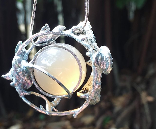 Lost and find】natural lime agate rotating crystal ball bird necklace -  สตูดิโอ Lost and find สร้อยคอ - Pinkoi
