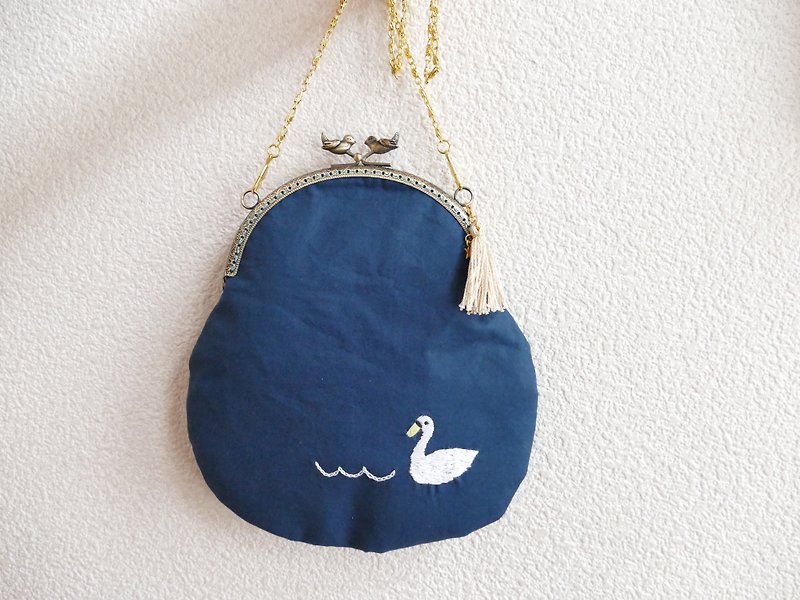 Embroidered shoulder embroidery swan - กระเป๋าแมสเซนเจอร์ - ผ้าฝ้าย/ผ้าลินิน สีน้ำเงิน