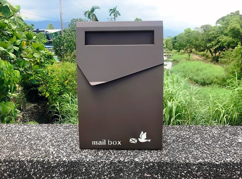 トップスタイルのステンレスメールボックスは、耐久性と絶妙さ、ステンレス製メールボックスの大胆不敵なデザインを兼ね備えています - ウォールデコ・壁紙 - 金属 ブラウン