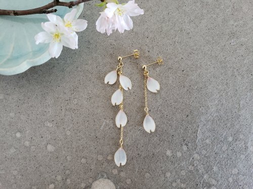 cherry blossoms 桜の花びらピアス or イヤリング - ショップ hina