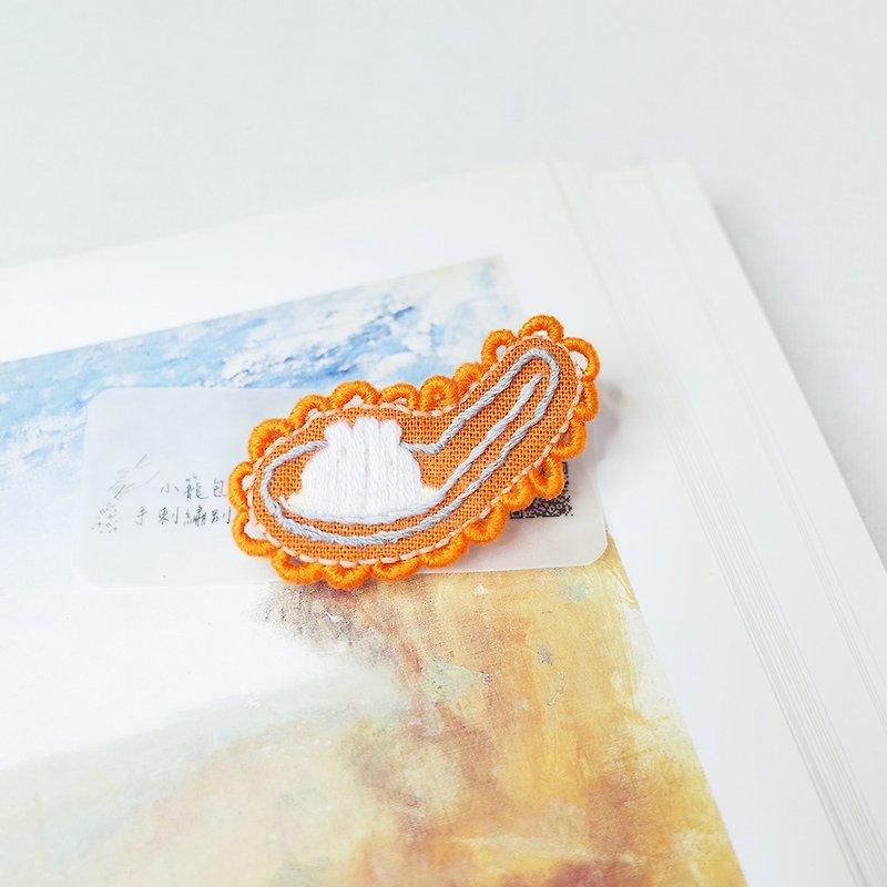 小龍包手刺繍ピンブローチ - ブローチ - 刺しゅう糸 オレンジ