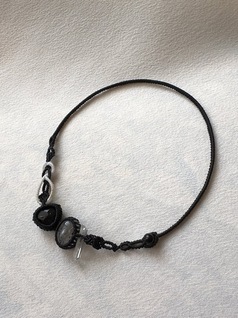 ブラッククリスタル &ブラックトルマリン 編み込みチョーカー ネックレス - ネックレス - 蝋 