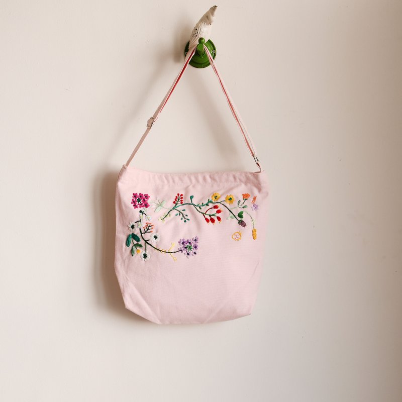 Playful hand embroidery embroidered shoulder bag - กระเป๋าแมสเซนเจอร์ - งานปัก สึชมพู