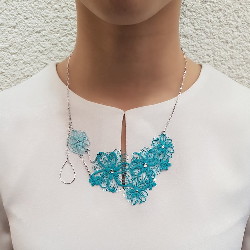 Romantic Flower Sea Embroidered Necklace - สร้อยคอ - งานปัก สีน้ำเงิน