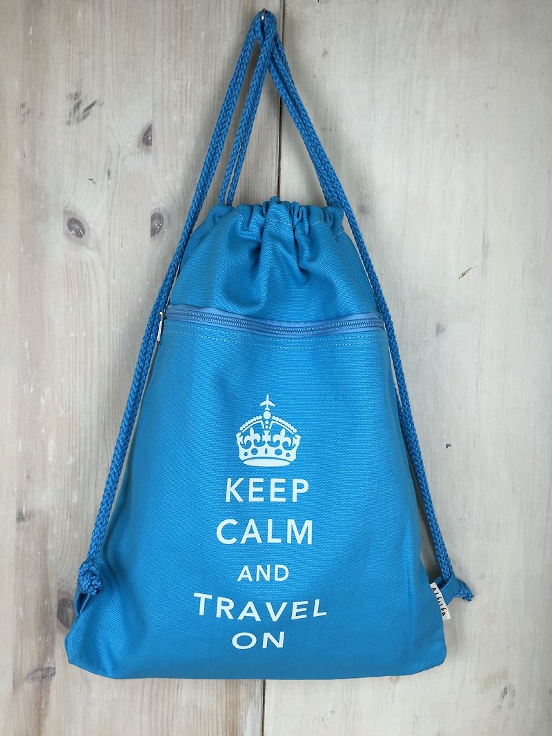 Keep Calm & Travel On Drawstring Backpack - Light Blue - กระเป๋าหูรูด - ผ้าฝ้าย/ผ้าลินิน สีน้ำเงิน