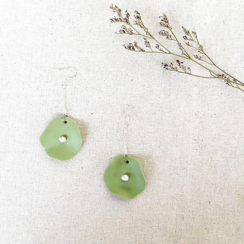 Handmade Clay Lotus Leaf with Pearl Earring - Grass Green - Earrings & Clip-ons - Pottery Green