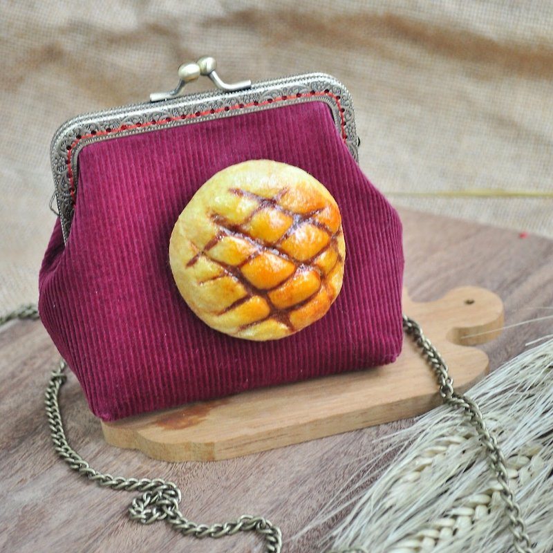【包手作羊毛氈】菠蘿麵包裝飾小口金包-紅-附110cm金屬斜背鏈 - 側背包/斜背包 - 棉．麻 紅色