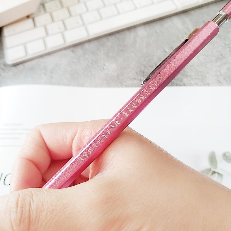 【自動ペンのカスタマイズ】任意の文字、シャープペンシル、自動ペン0.5リフィルを刻印できます - 鉛筆・シャープペンシル - アルミニウム合金 ピンク
