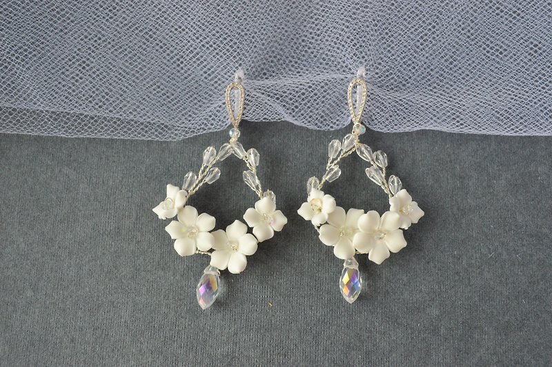 Bridal Floral Earrings, Bridal Dangle Earrings, Bridal Earrings with Flowers - 耳環/耳夾 - 黏土 白色
