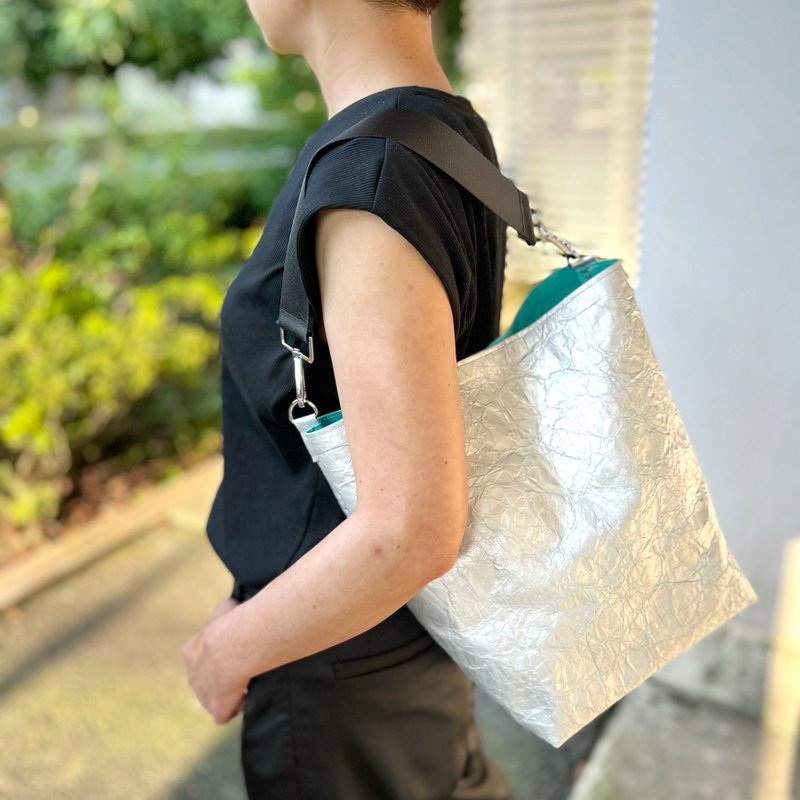 [From Tokyo] Special material ecological shoulder tote silver x turquoise blue x black - กระเป๋าแมสเซนเจอร์ - วัสดุกันนำ้ สีเงิน