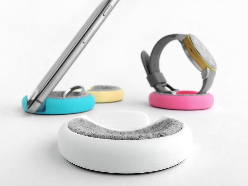 Macaron motif accessories, watch stand, smartphone stand 【white】 - ที่ตั้งมือถือ - ขนแกะ ขาว