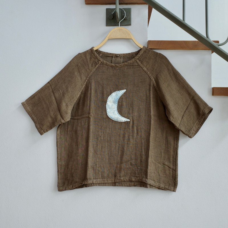 Crescent moon baseball shirt / natural dyed cotton / unisex - 女 T 恤 - 棉．麻 咖啡色