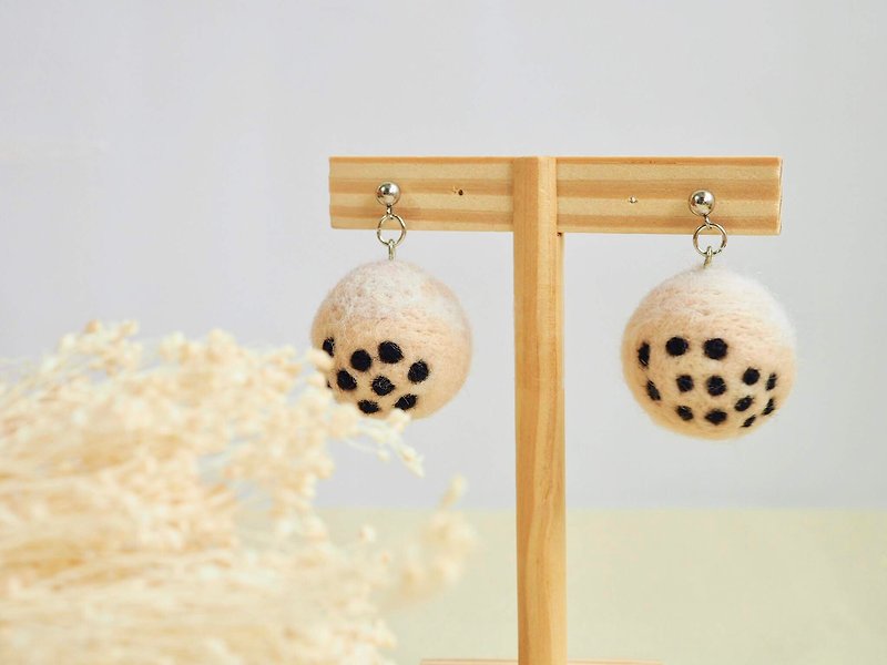 Pearl milk tea wool felt earrings - Earrings & Clip-ons - Wool White