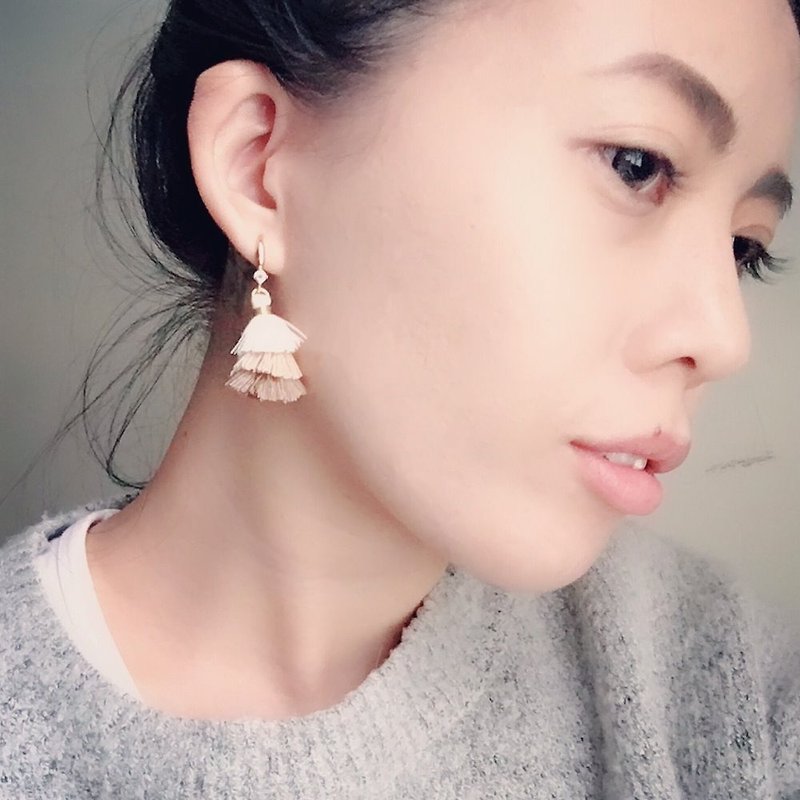 JapanGirl!Japanese Nuwa Gradual Tassel 18K Gold Fishing Earrings Coffee Color - Earrings & Clip-ons - Other Metals Brown