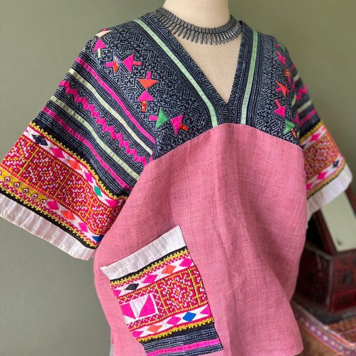 ピンクモン族 タイ - バティック染めコットンと民族衣装風モン族の手