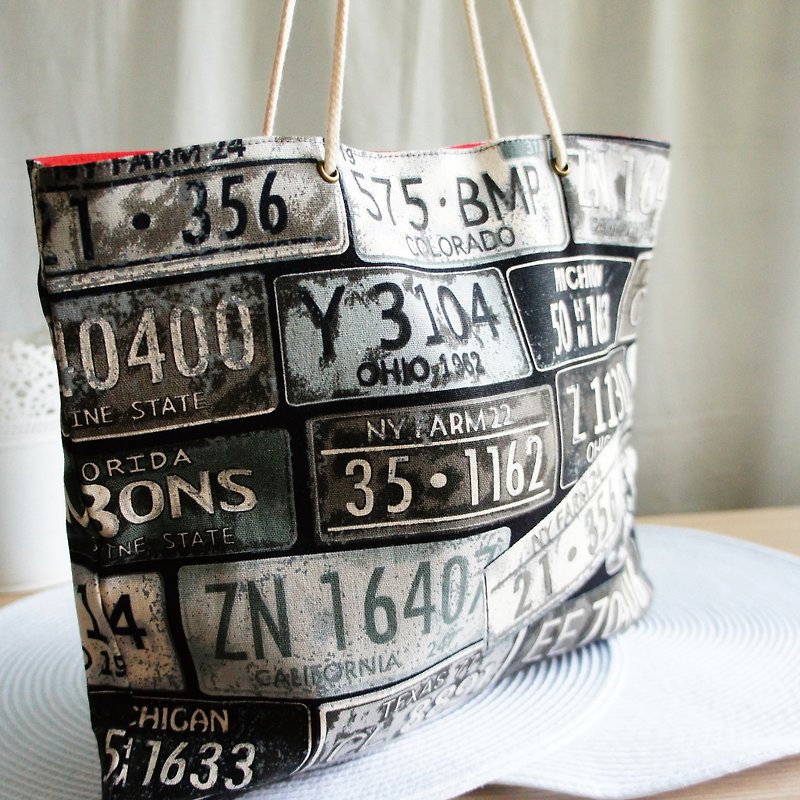 Lovely [Square Collapsible Carrying Bag, Under A4 Magazine] Vintage License Plate Black - Messenger Bags & Sling Bags - Cotton & Hemp Black