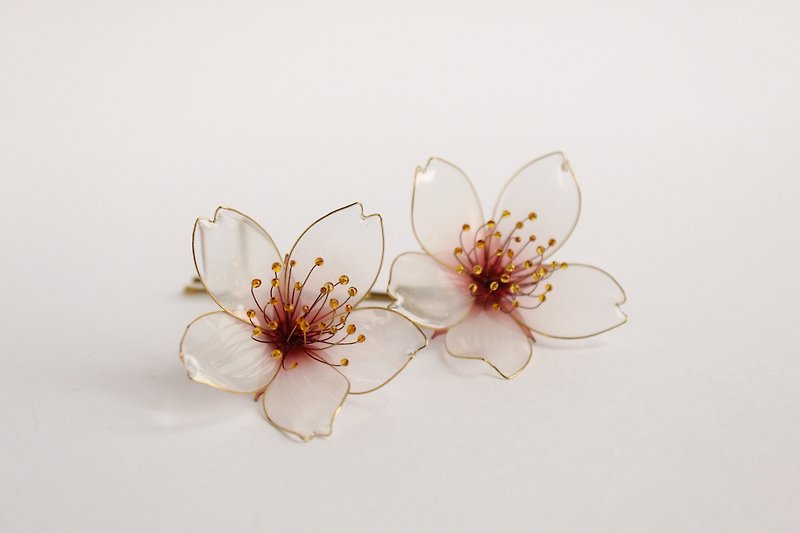手工制作的发夹精致的樱花花朵由电线和环氧树脂制成 - Hair Accessories - Other Metals White