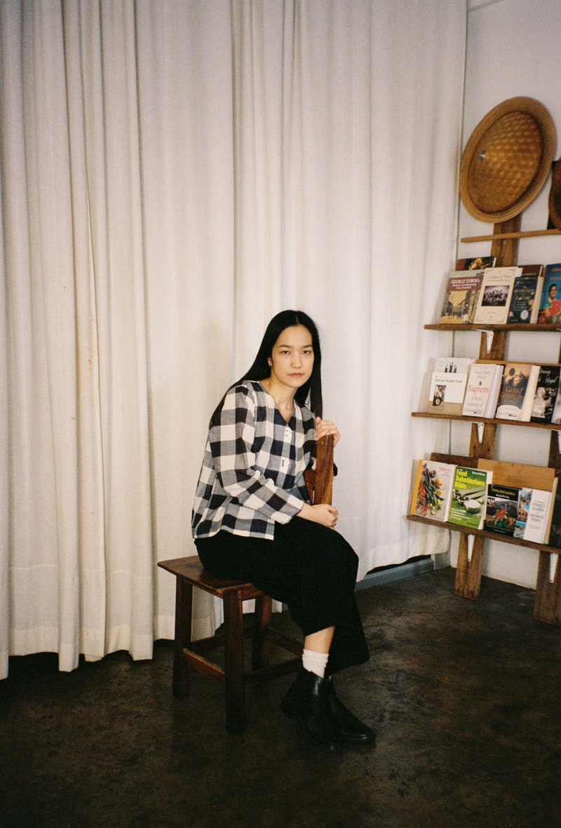 Cotton gingham v neck button shirt in Navy Blue - 女襯衫 - 棉．麻 多色
