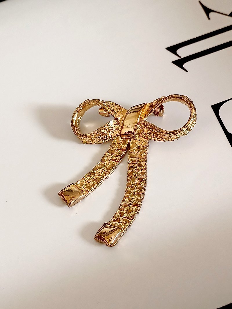 vintage jewelry antique gold bow ribbon pin - เข็มกลัด - โลหะ 