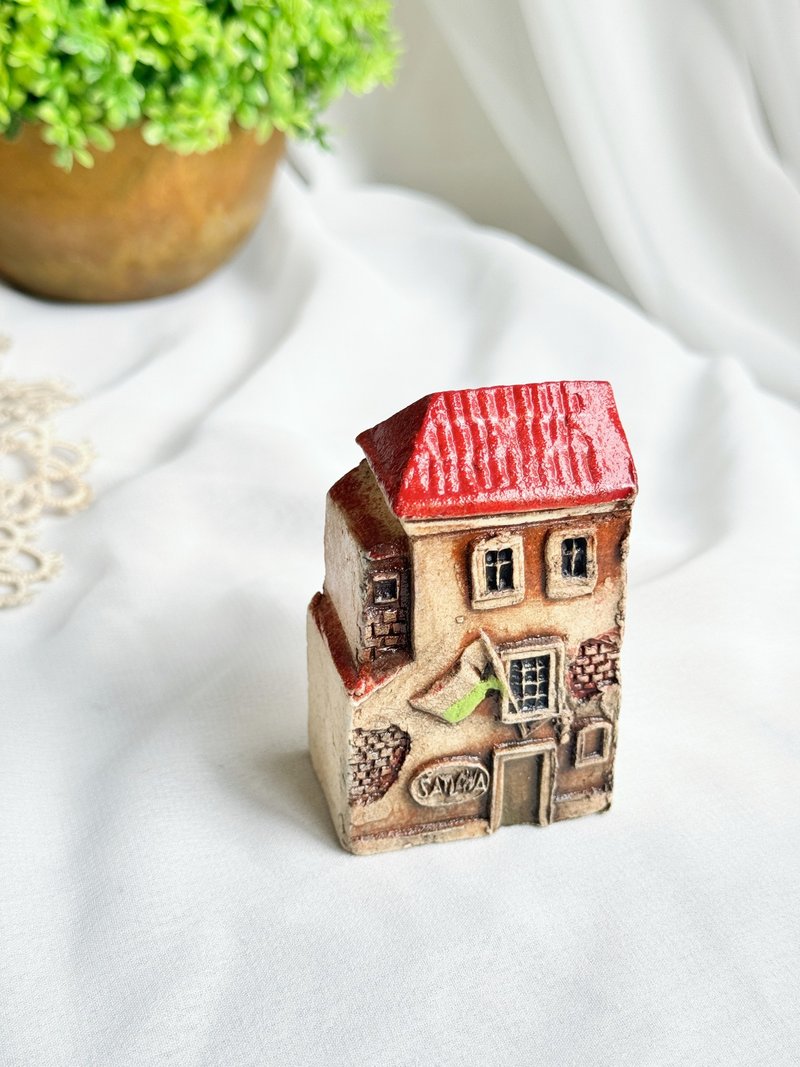 [Good Day Fetish] Vintage/antique hand-made clay hut in Prague, Czech Republic - ของวางตกแต่ง - ดินเผา สีทอง