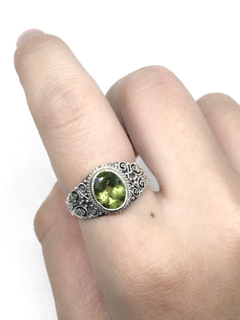 橄欖石925純銀重工雕花戒指 尼泊爾手工鑲嵌製作(款式1) - 戒指 - 寶石 綠色