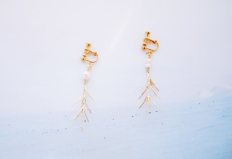闌珊--枯藤綴飾真珠耳環  - 耳環/耳夾 - 其他金屬 金色